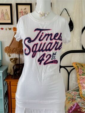 Sporty casual coastal girly 2016 fitted script white slim fit basic tee